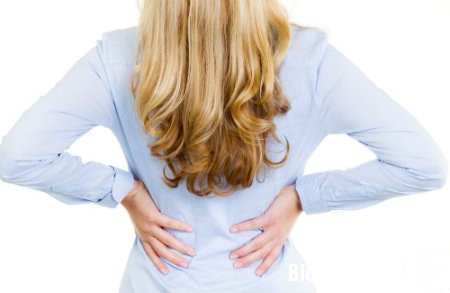 dau lung1 Cảnh giác với bệnh phụ khoa khi bị đau lưng