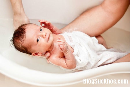 tam2 Các bước hướng dẫn tắm cho trẻ sơ sinh