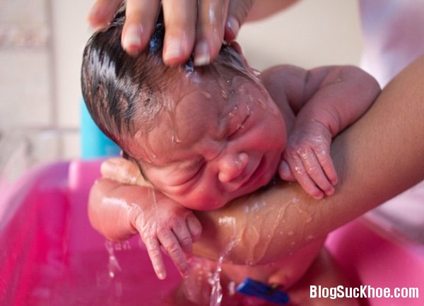 128 5 lý do không nên tắm cho bé ngay sau khi sinh