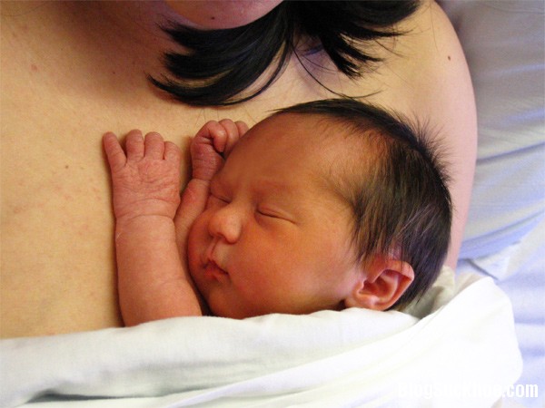 136 Hạ sốt cho bé sơ sinh bằng da tiếp da