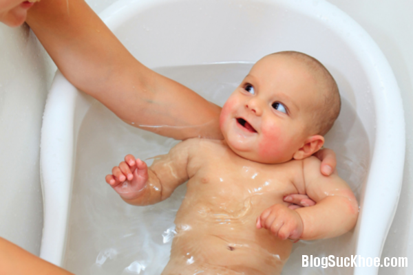 13 Thực hư việc tắm nước dừa cho trẻ sơ sinh giúp da bé trắng sáng