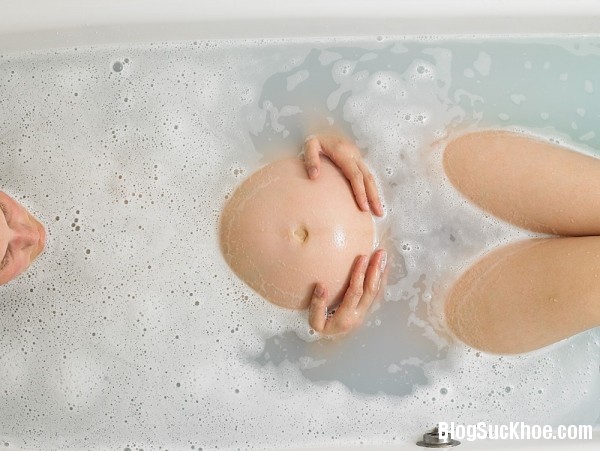 1378 Cách mẹ bầu tắm nước nóng không gây hại cho thai nhi