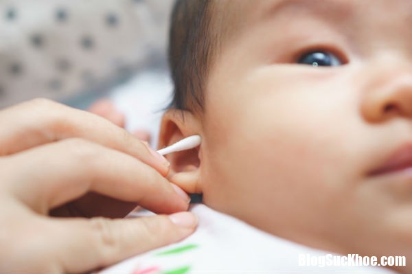 tam bong Dùng tăm bông để lấy ráy tai cho con   Tưởng vô hại mà nguy hại vô cùng