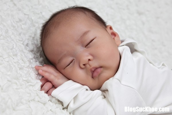tre tho kho khe sleeping baby wimbledon photographers 1504781898 width600height400 Cách xử lý khi trẻ sơ sinh bị khò khè