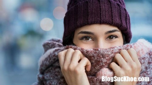 woman wearing winter scarf 136 3976 6765 1512618627 Cách đơn giản cứu sống người hen suyễn trong mùa đông