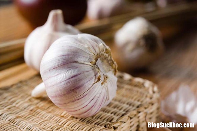 7 garlic shutterstock 131960915 urqy Cách đơn giản ngăn ngừa sình bụng