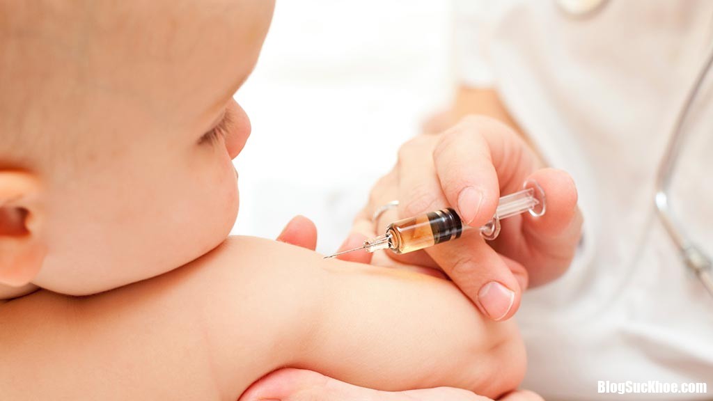baby receiving a vaccination Những lưu ý cần biết khi đưa trẻ đi tiêm chủng để đảm bảo sức khỏe tốt cho con