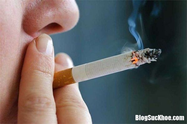 hut thuoc la 600x398 Thói quen thuốc lá hằng ngày gây nên bệnh ung thư phổi
