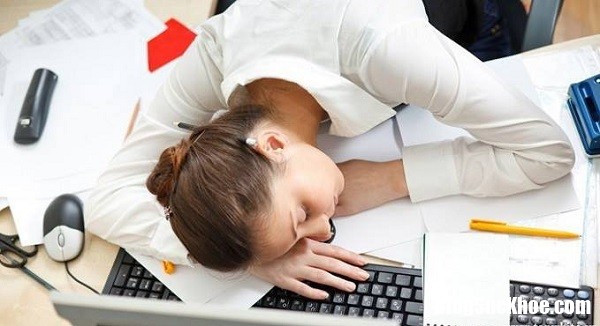 ngu guc tren ban 2 Hậu quả nghiêm trọng của dân văn phòng khi thường xuyên ngủ gục trên bàn
