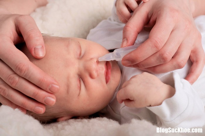 ve sinh mui dung cach cho tre Cách vệ sinh mũi đúng cho bé giúp nhanh hết bệnh