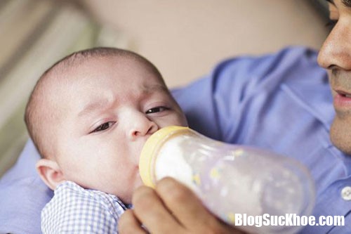 20170906140155 tre bi sac sua Học cách phòng tránh tình trạng sặc sữa ở trẻ nhỏ