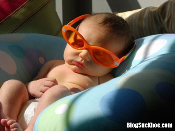 tam nang cho tre so sinh dung phuong phap 2 Cách tắm nắng cho trẻ sơ sinh đúng cách để hấp thu vitamin D tốt nhất