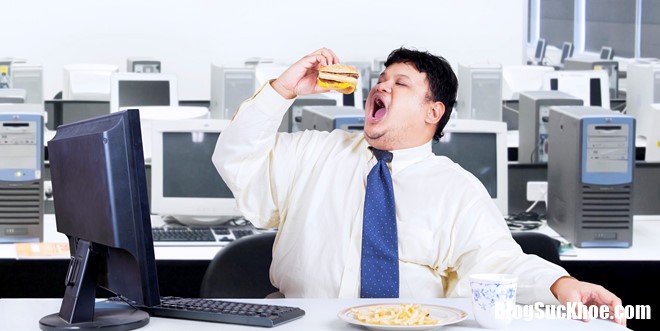 web fat woker eating food at desk Ăn trưa ở bàn làm việc gây hại như thế nào tới sức khỏe?