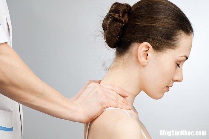 9 these home remedies will help you shrug off shoulder pain 133846708 Chườm nóng, chườm lạnh và những biệp pháp chữa đau vai