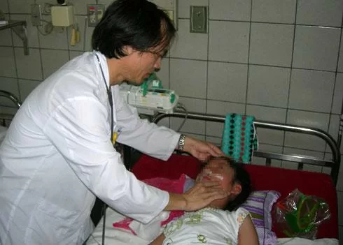 Trẻ bị viêm não có dấu hiệu tăng mạnh