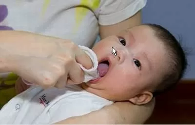 Dùng mật ong để đánh tưa lưỡi: Lợi bất, cập hại