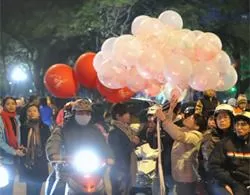 Nổ quả bóng bay, bé gái bị bỏng mặt