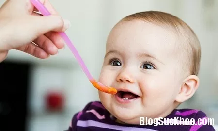 Mẹ cần biết khi bé bị sặc sữa, sặc cháo