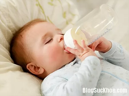 Chăm sóc và phòng ngừa khô da cho bé