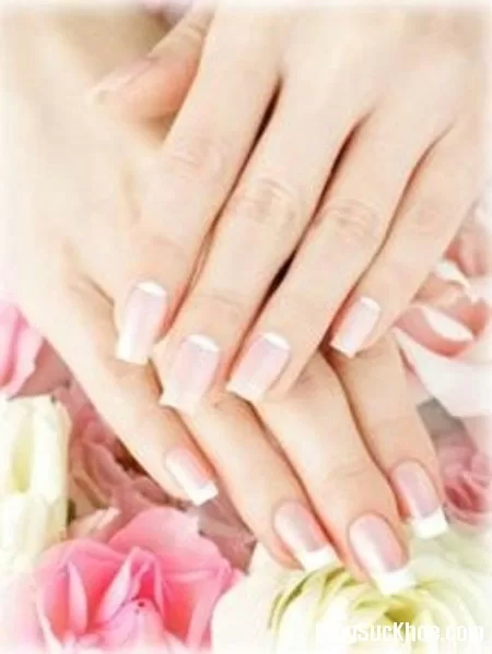 Ngâm nước muối giúp móng khỏe