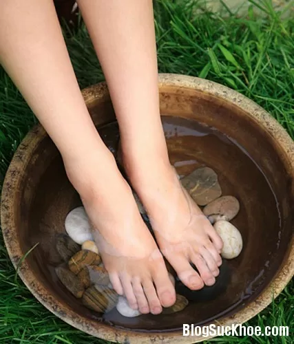 Những cách trị nước ăn chân mùa mưa lũ