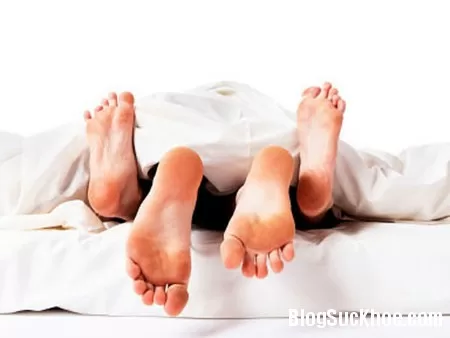 Vợ gác chân, chồng... “gãy súng”
