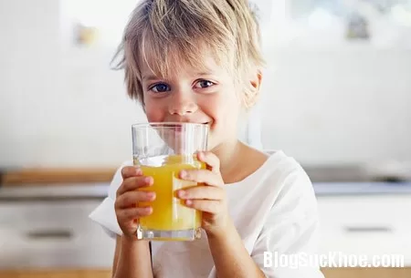 Cho con uống nước hoa quả, mẹ cần lưu ý điều gì?