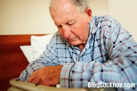 Nhận biết dấu hiệu và phòng ngừa tai biến mạch máu não ở người già