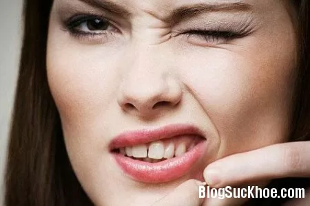 Chăm sóc da dầu để mụn khỏi tấn công