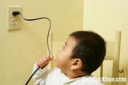 Cách xử trí khi trẻ bị điện giật