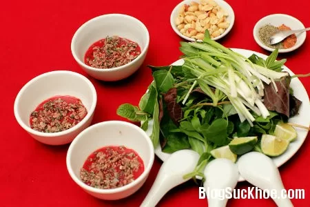 Ăn tiết canh: ăn cả chất bổ và chất độc hại