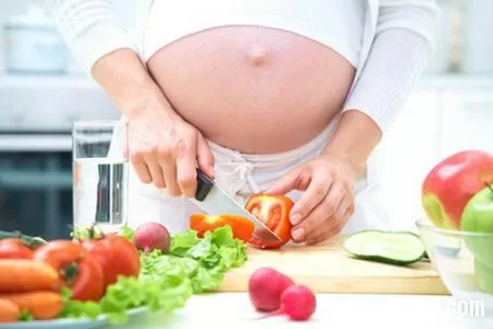7 loại thực phẩm có thể gây hại cho bé khi mang thai
