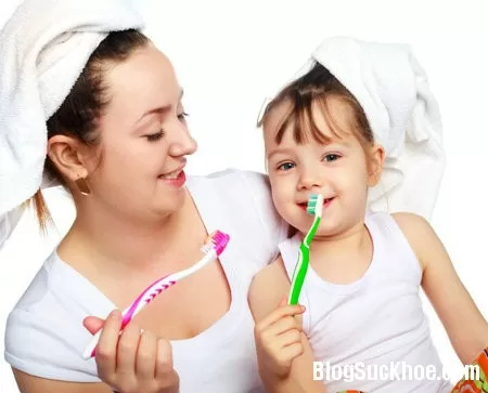 Giúp mẹ chăm sóc răng miệng cho trẻ