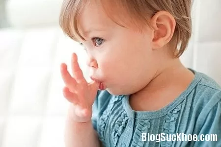 Những thói quen xấu khiến răng bé mọc lệch