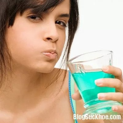 Cách chọn và sử dụng nước súc miệng hiệu quả