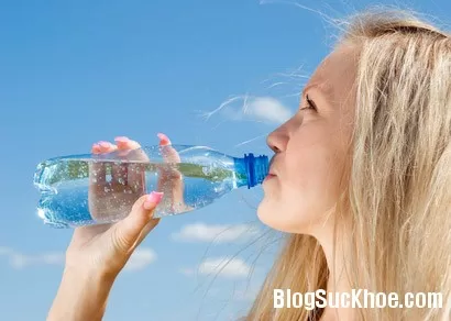 Tránh những thói quen uống nước gây hại cho sức khỏe