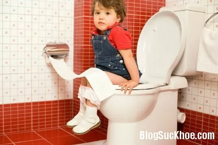 5 điều cha mẹ cần chú ý thay đổi khi trẻ táo bón