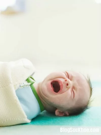Nguyên nhân bé hay giật mình khi ngủ