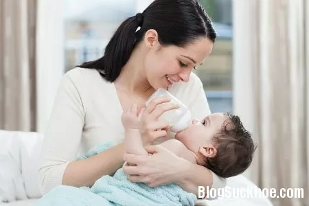 Cách cho trẻ bú bình