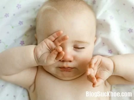 Nguyên nhân và điều trị tắc tuyến lệ (tắc ống lệ mũi) cho bé: xoa bóp đúng cách và khi nào cần thông lệ đạo