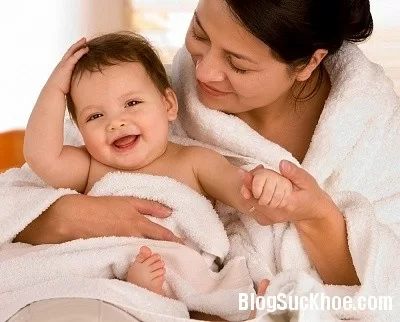 Những điều lưu ý khi tắm cho bé mùa hè