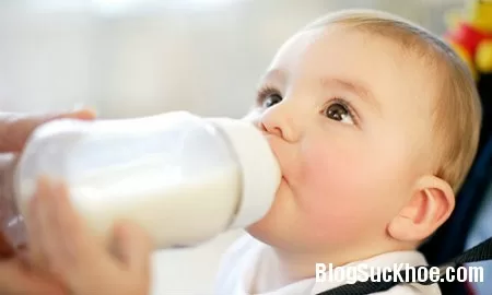 Những sai lầm khi pha sữa bột cho con
