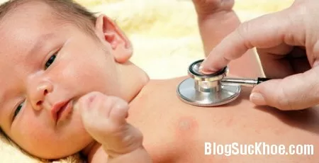 Dấu hiệu bé bị viêm phổi và viêm tai giữa