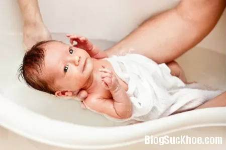 Các bước hướng dẫn tắm cho trẻ sơ sinh