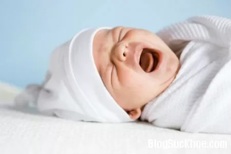 Nguyên nhân khiến trẻ giật mình khi ngủ