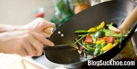 Mối nguy hại tiềm ẩn từ thực phẩm chiên xào