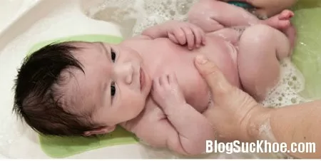 Dùng thảo dược chữa rôm sảy cho bé