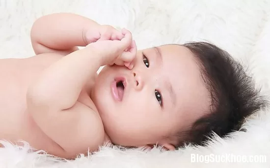 Mẹo để trị bé mút tay