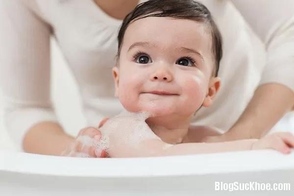Cách tắm cho bé an toàn khi trời lạnh