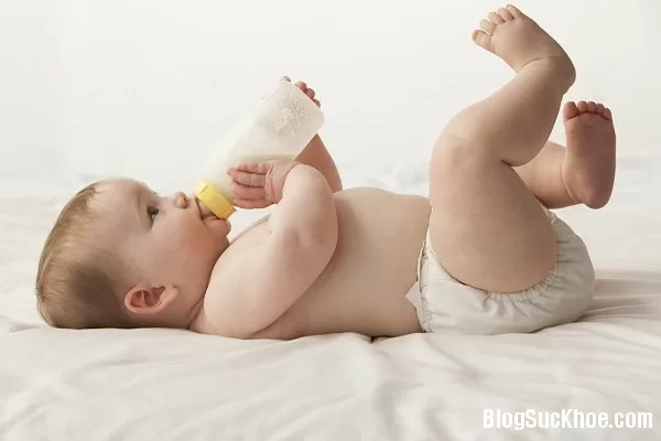 7 điều cần tránh khi cho trẻ bú bình